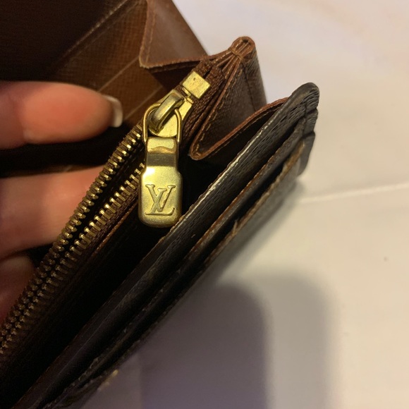 Louis Vuitton Monogram Sarah Wallet - Picture 6 of 8